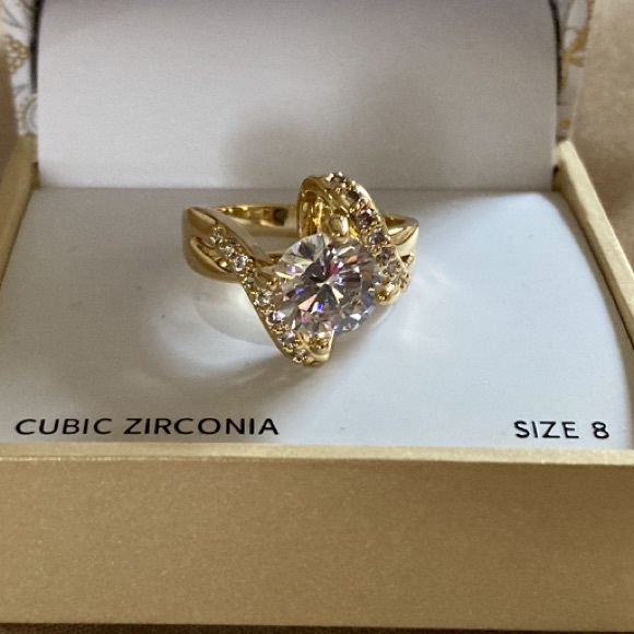 NEW!!Cubic zirconia Stayement ring/size 8 Macy’s with box - Picture 2 of 7